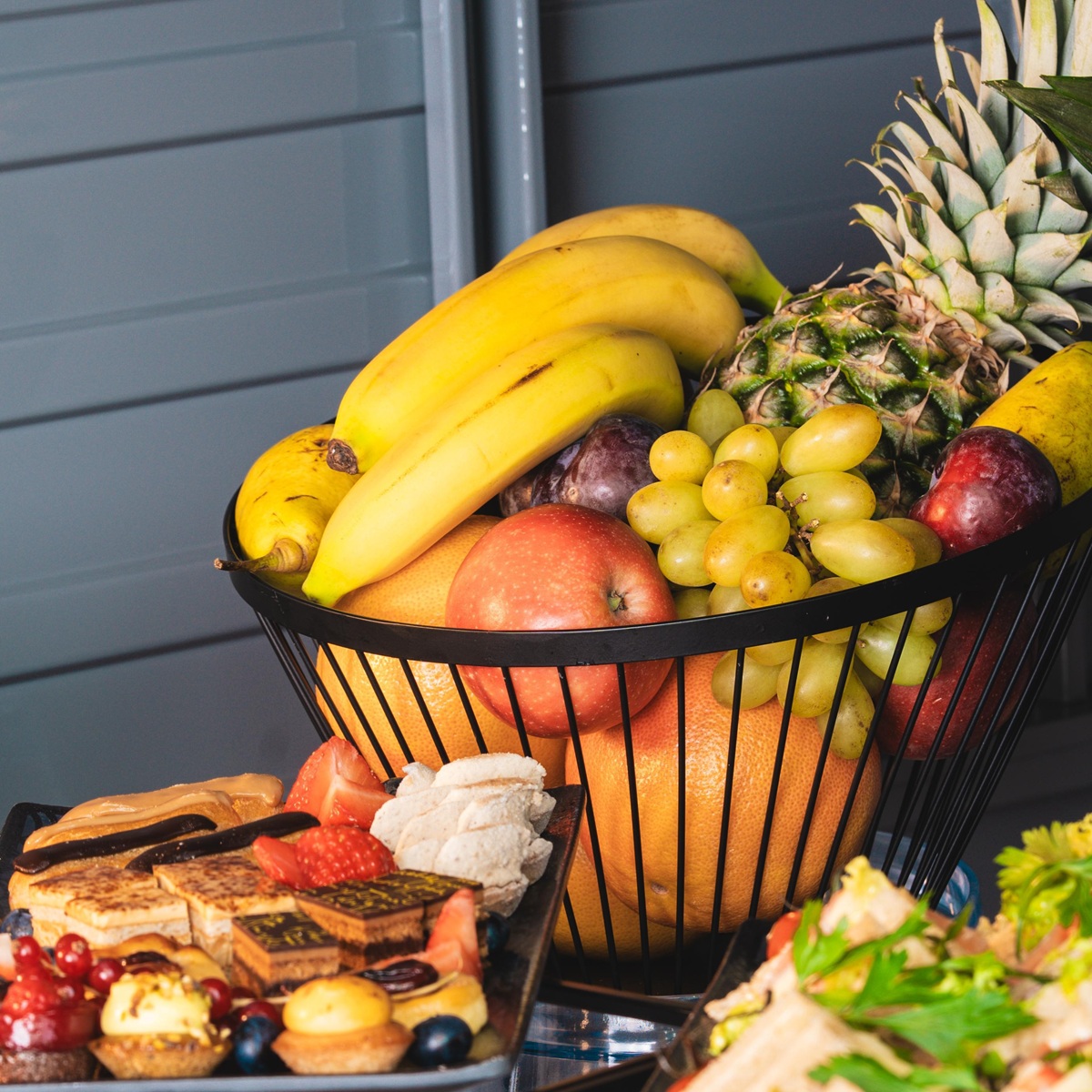 Bunter Obstkorb und Backwaren